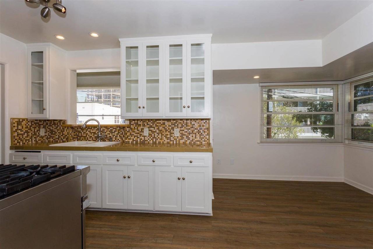 1030 Carol Dr - Photo 4 of 10