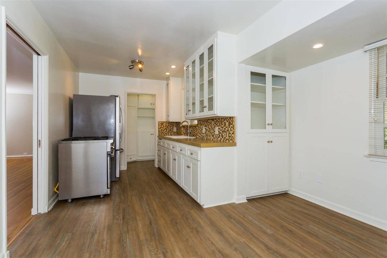 1030 Carol Dr - Photo 5 of 10