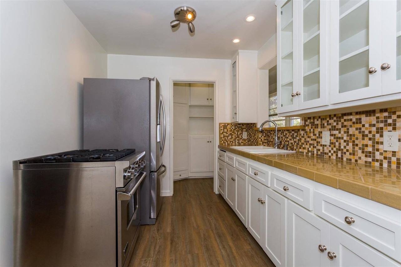 1030 Carol Dr - Photo 6 of 10