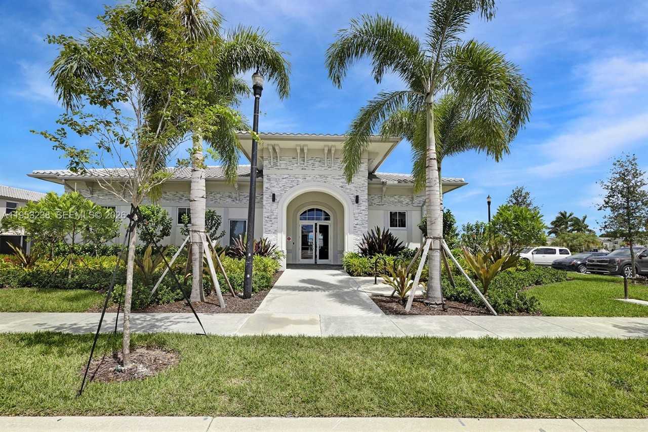 2683 Se 11th St #2683 - Photo 4 of 26