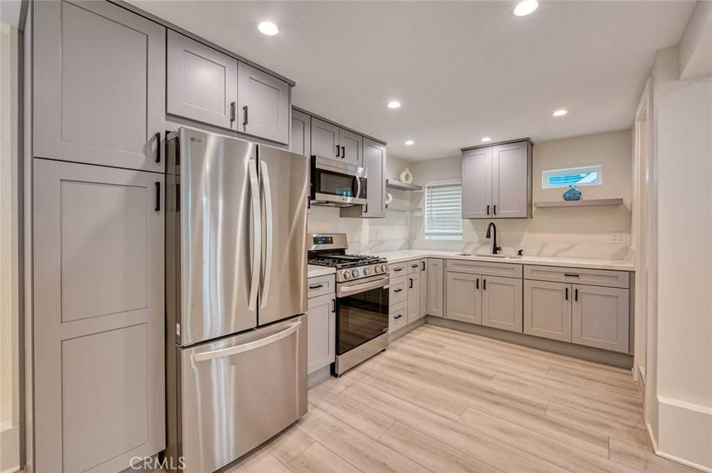 368 Oak St #368C - Photo 3 of 8