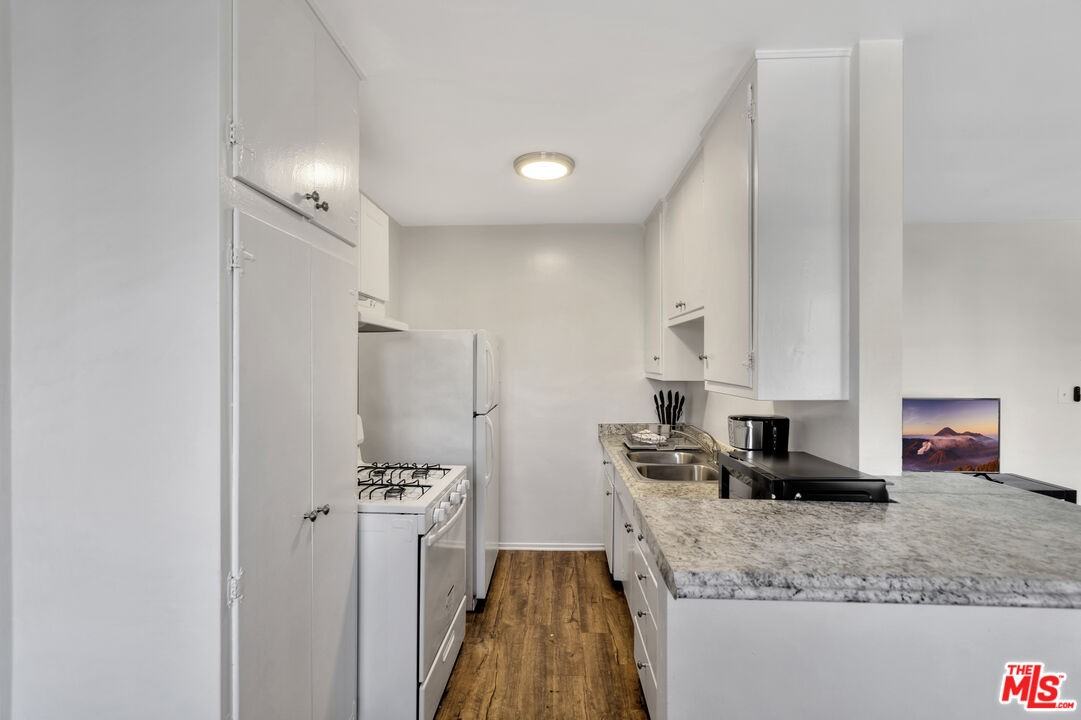 932 Wilcox Ave #932-5 - Photo 4 of 45