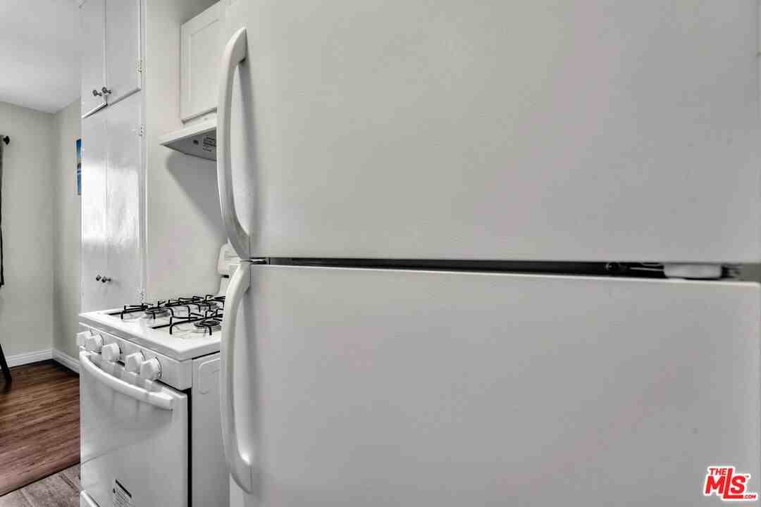 932 Wilcox Ave #932-5 - Photo 5 of 45