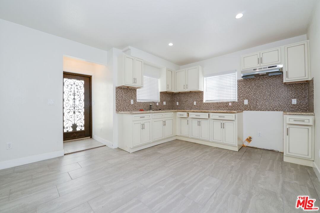 520 W 82nd St #520524-1-4 - Photo 3 of 11