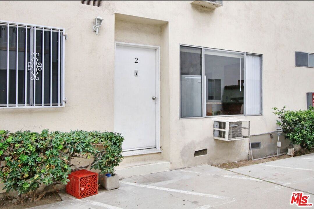 817 N Hudson Ave #817-2 - Photo 2 of 13