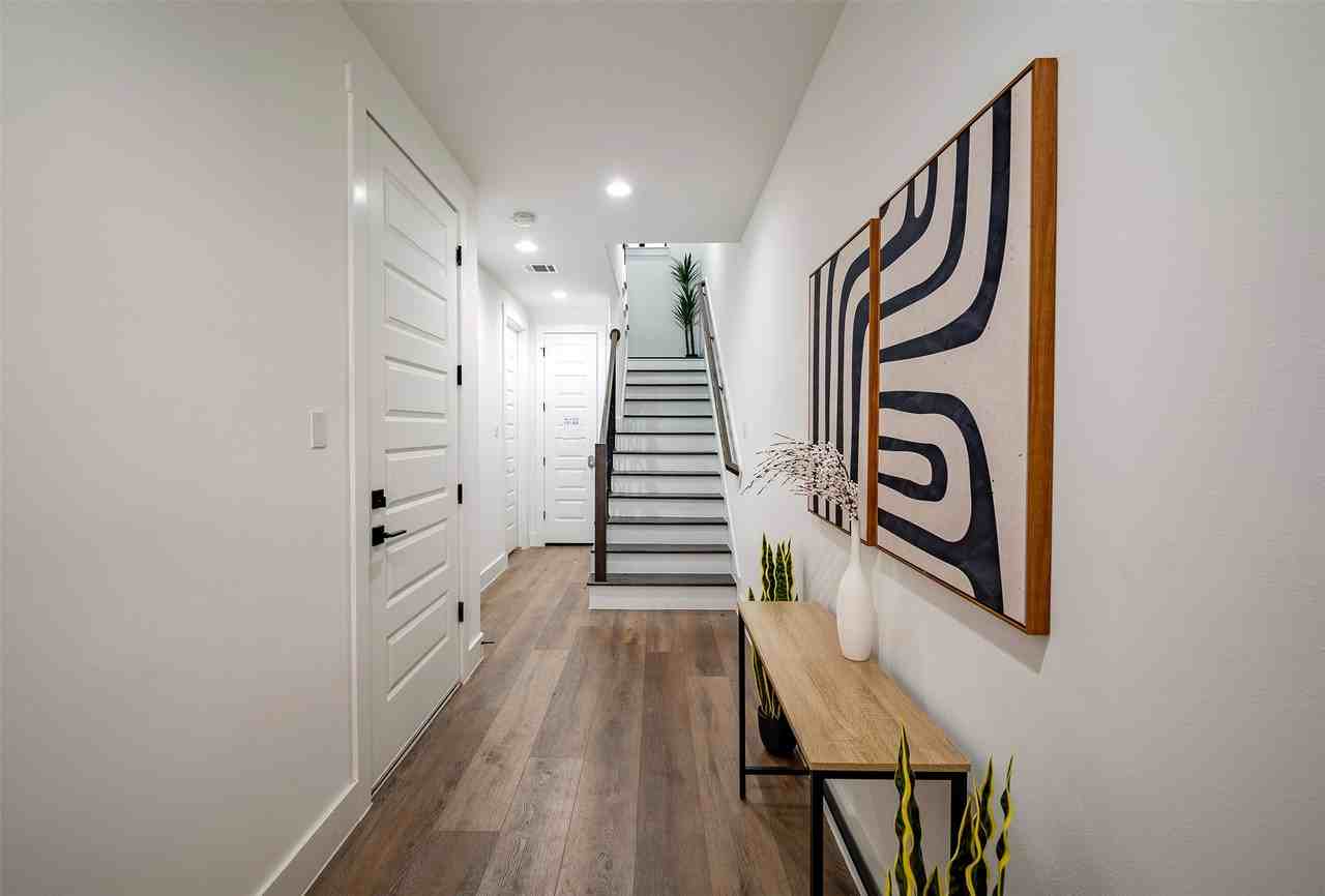 1305 E 27th St #1305B - Photo 4 of 24