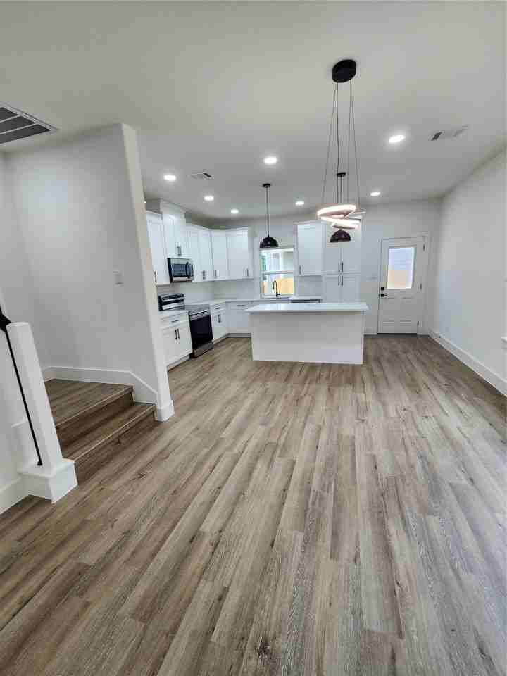 650 Everett St #650B - Photo 3 of 20