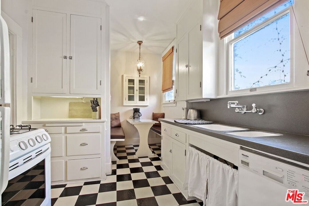 N Plymouth Blvd #617619-1-2 - Photo 7 of 12