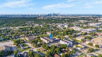 featured image of 727 W 10th St