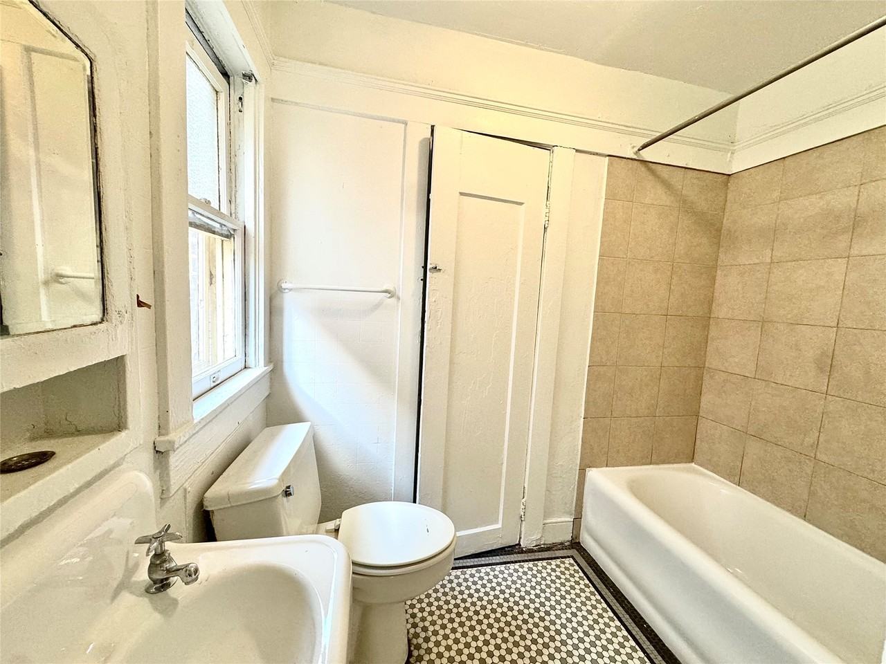 1711 W Main St #1711-2 - Photo 3 of 9