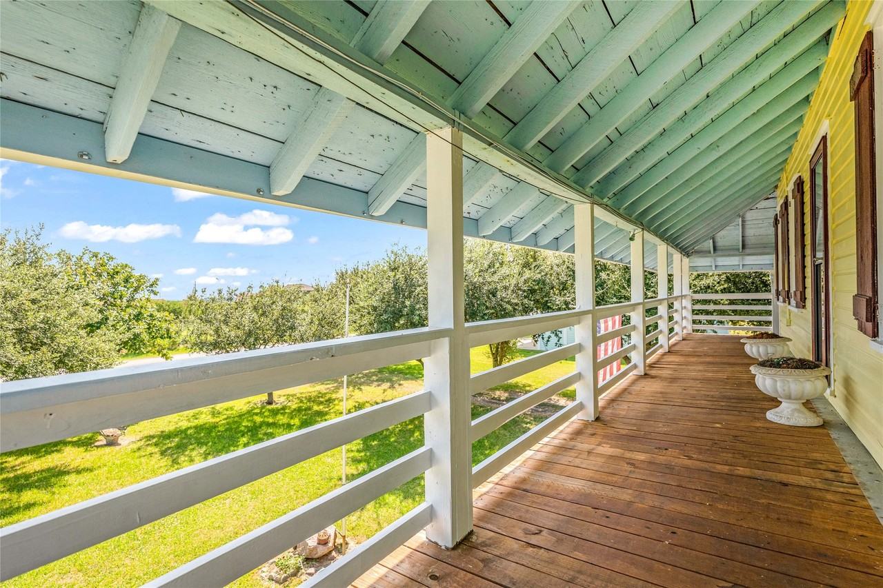 813 Nelson Ave #813 - Photo 3 of 41