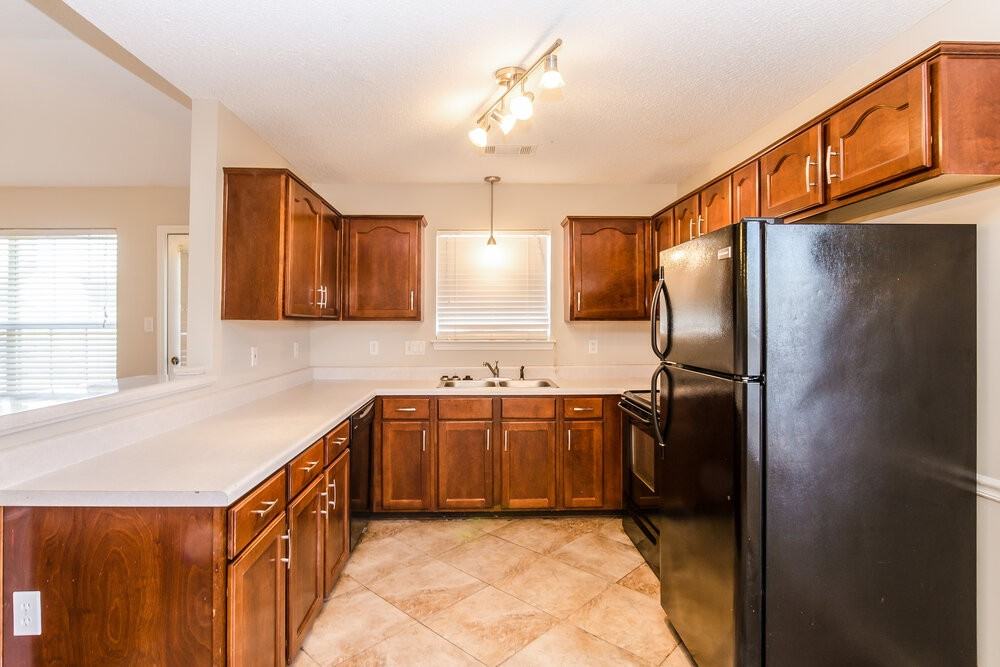 7744 Shadow Glen Ln - Photo 4 of 15