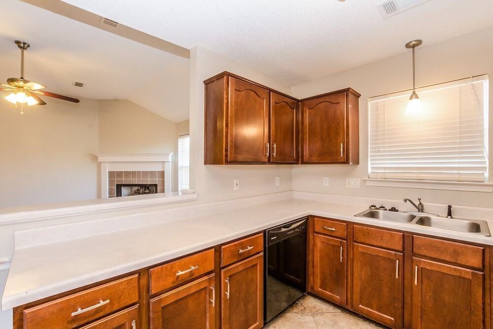 7744 Shadow Glen Ln - Photo 5 of 15