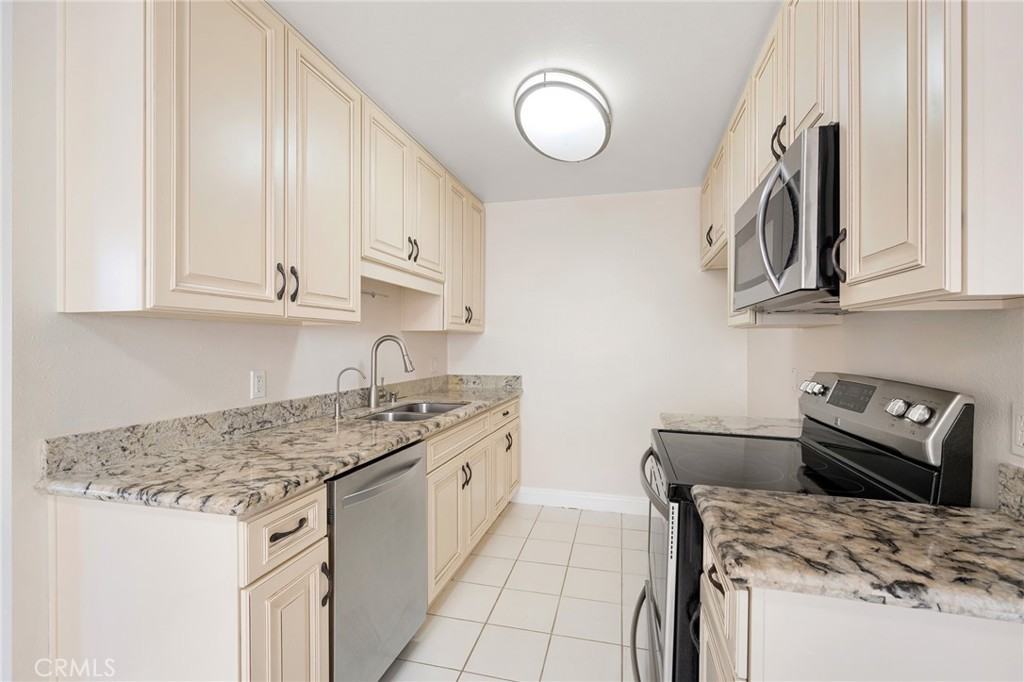 121 Sinclair Ave #121-206 - Photo 6 of 31