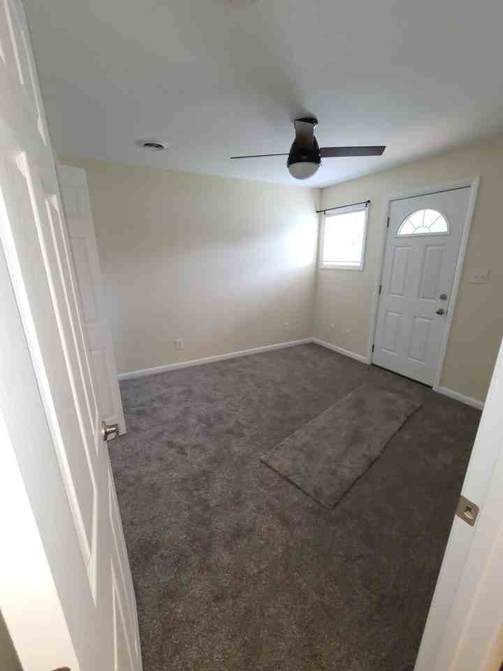 105 Oakwood Dr #D - Photo 5 of 10