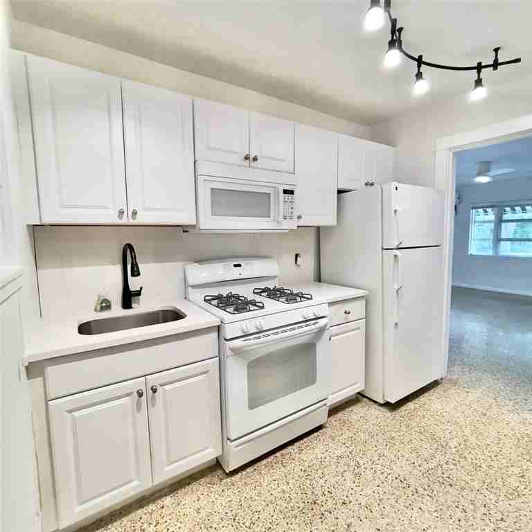 1614 Ne 7th St #1614 - Photo 5 of 22