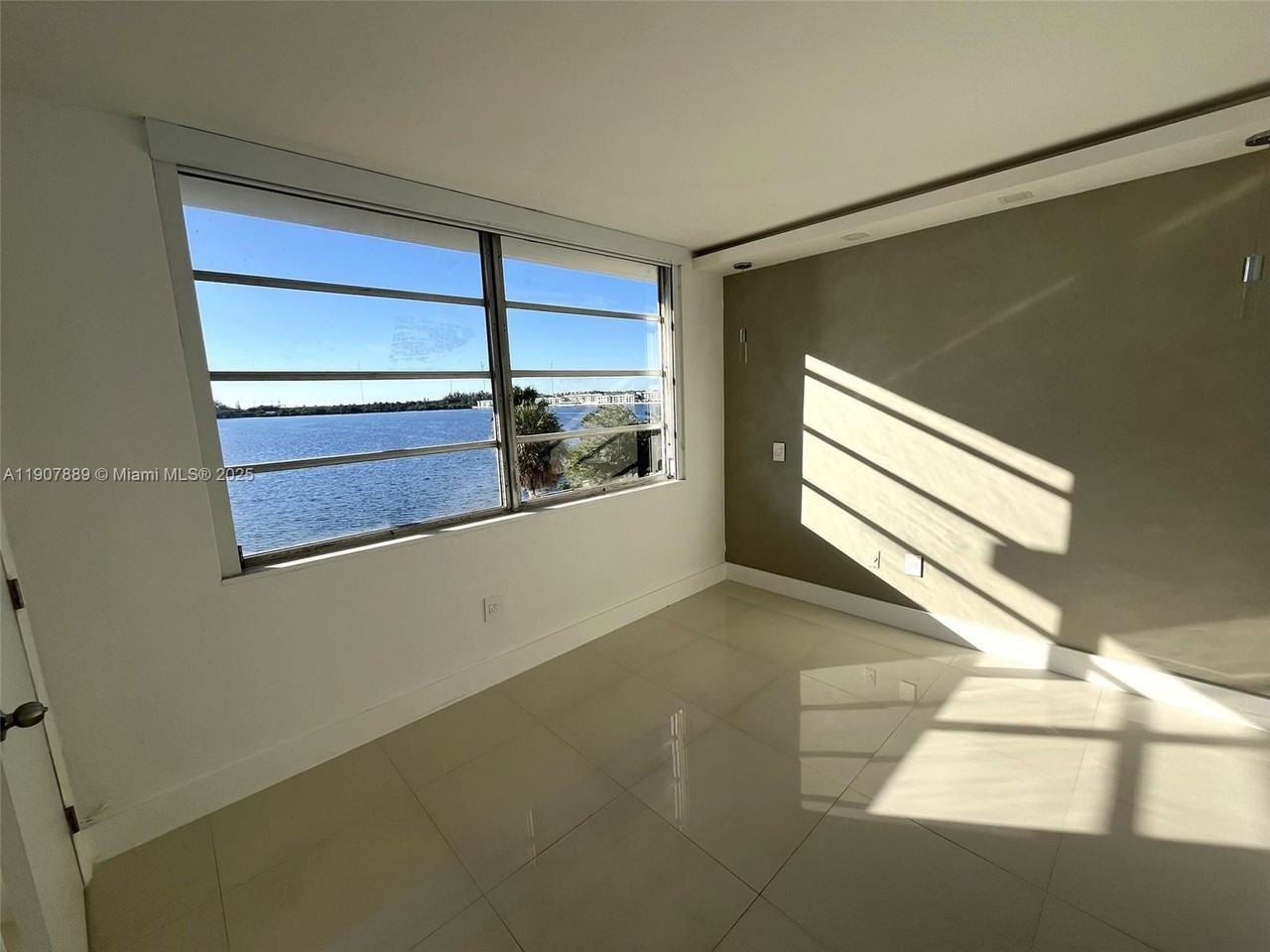 18601 Ne 14th Ave #18601-409 - Photo 5 of 8