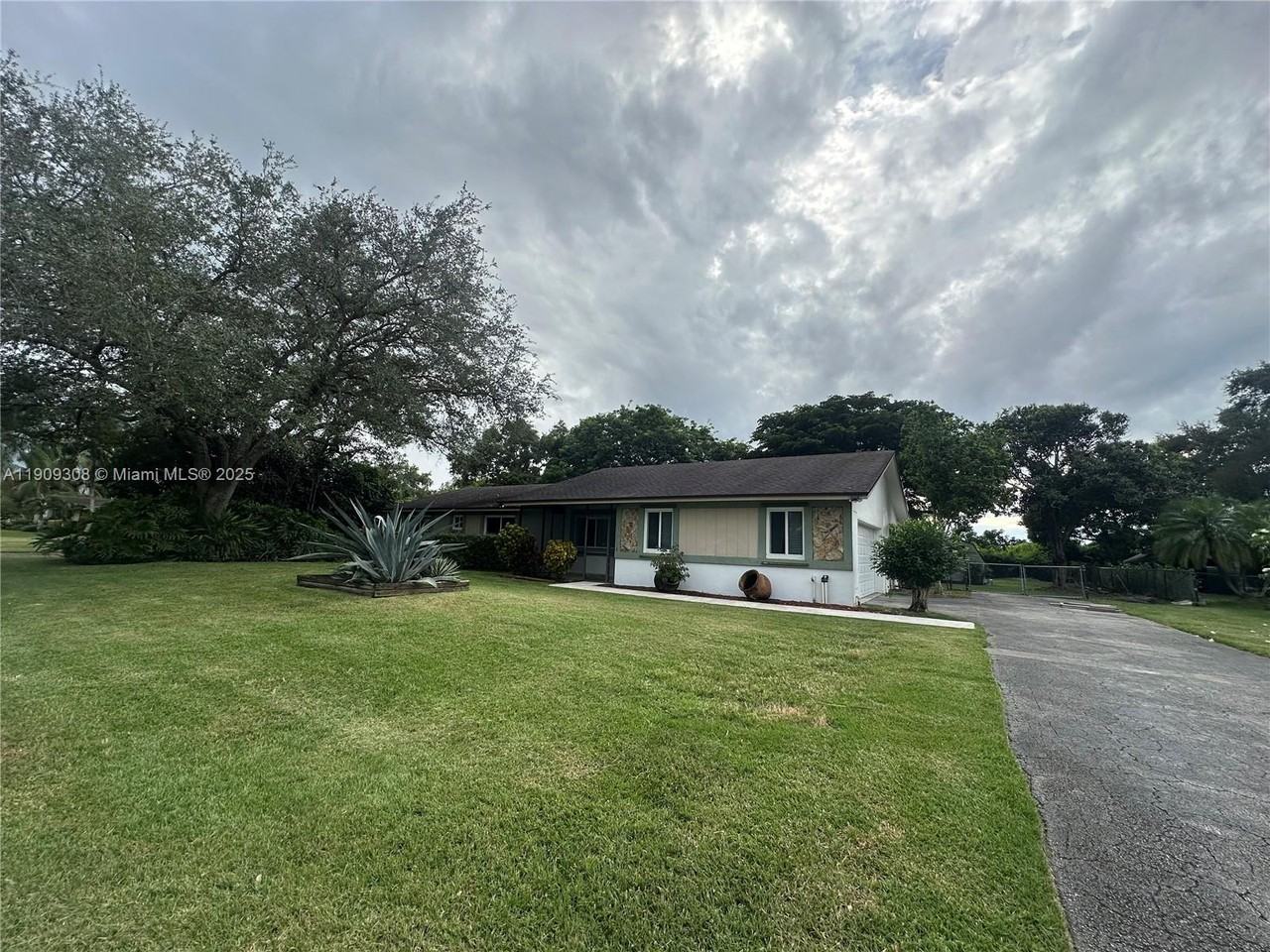 27850 Sw 164th Ct #27850 - Photo 2 of 4