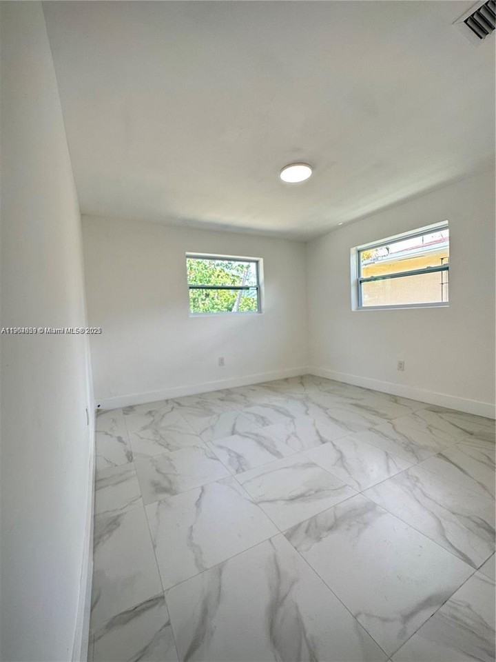 1443 Nw 34th St #1443 - Photo 5 of 11