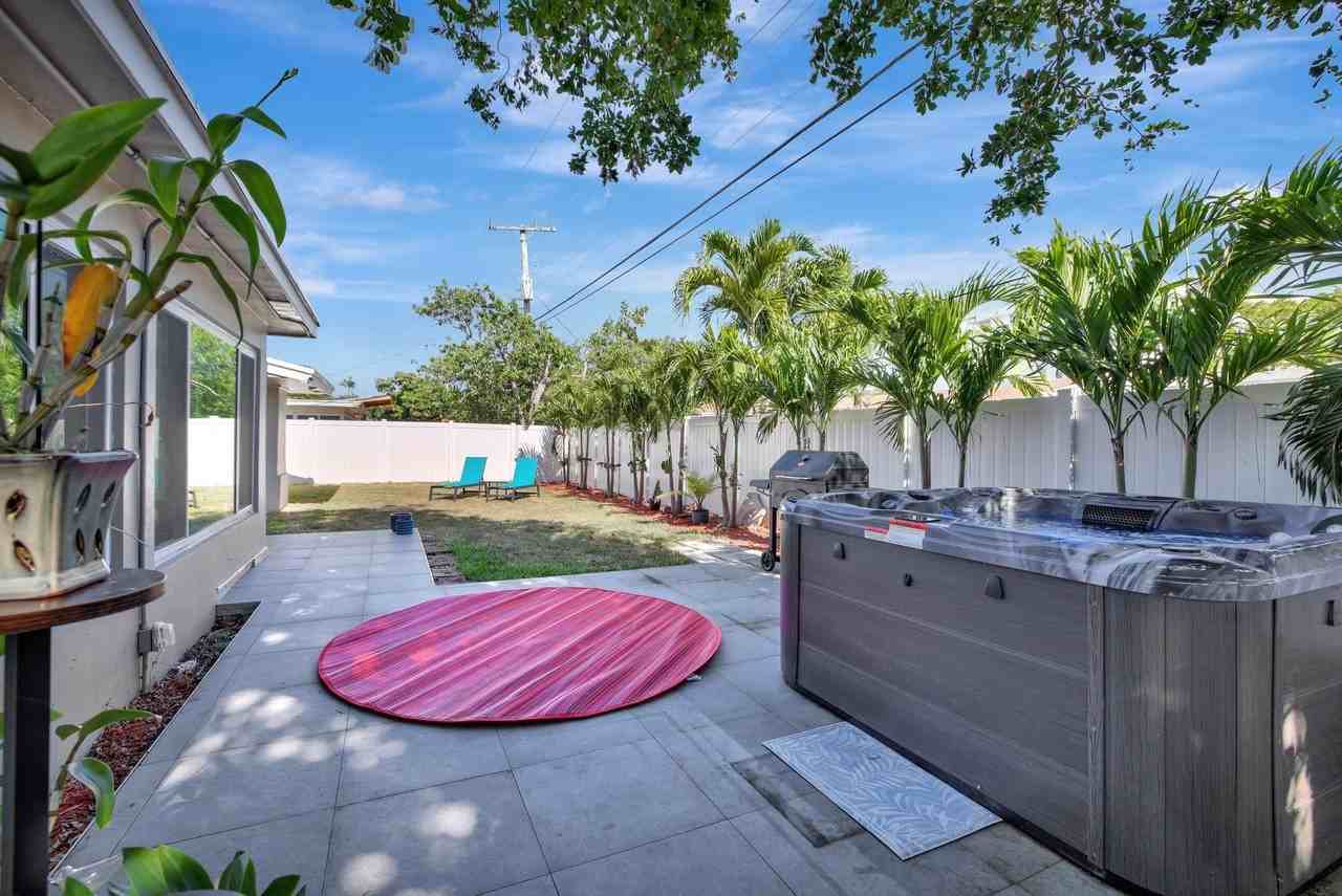 2260 Ne 62nd St #2260 - Photo 2 of 31