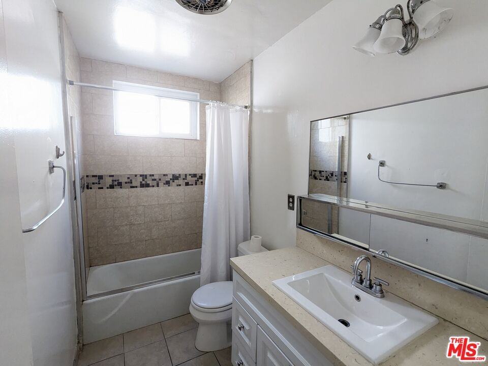 633 N Sweetzer Ave #633-4 - Photo 3 of 18