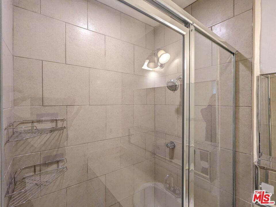 633 N Sweetzer Ave #633-4 - Photo 6 of 18