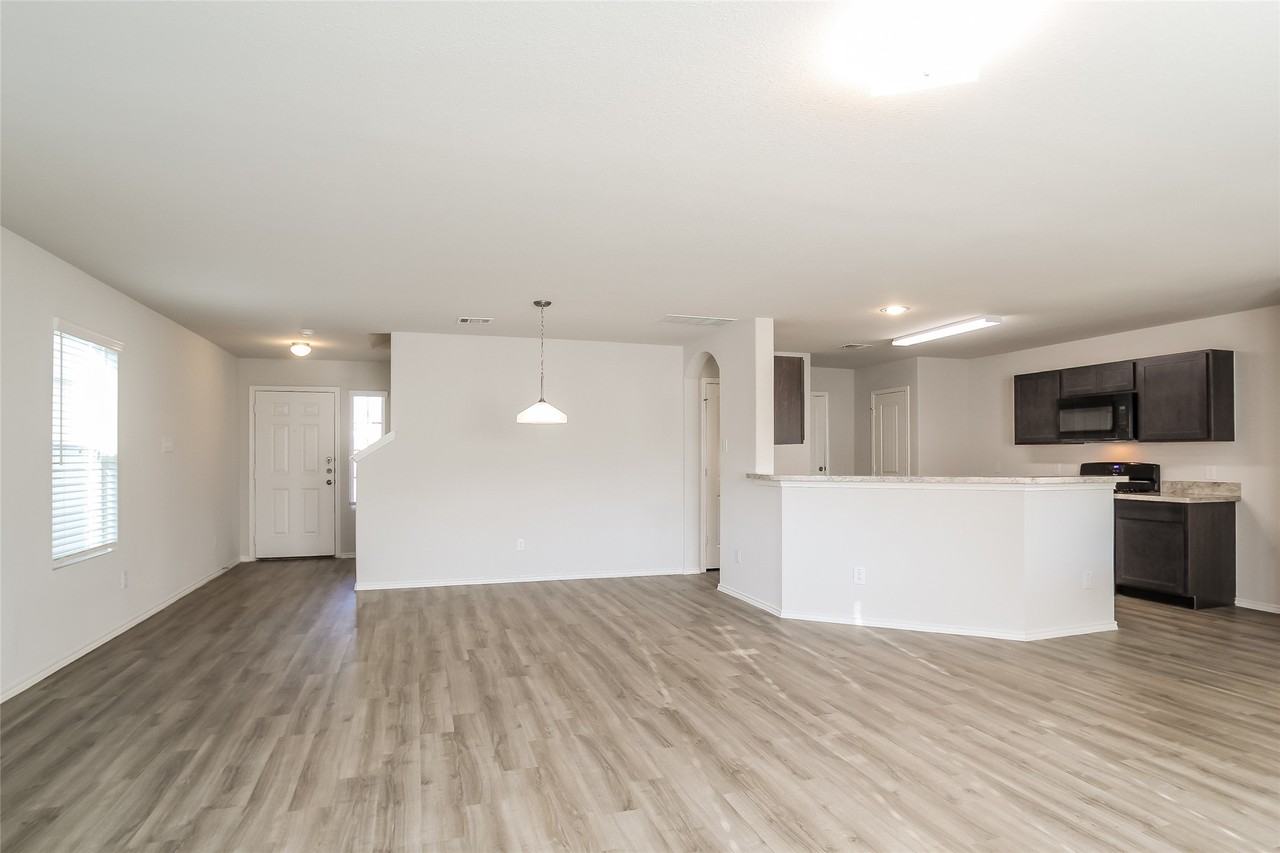 8638 Doris Oaks Cir #8638 - Photo 4 of 12