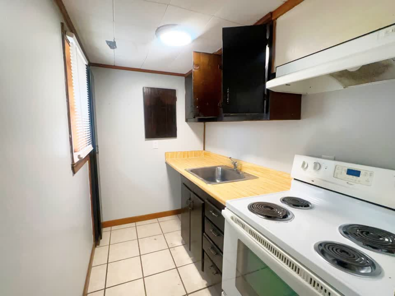 824 E Jane St #1 - Photo 3 of 13