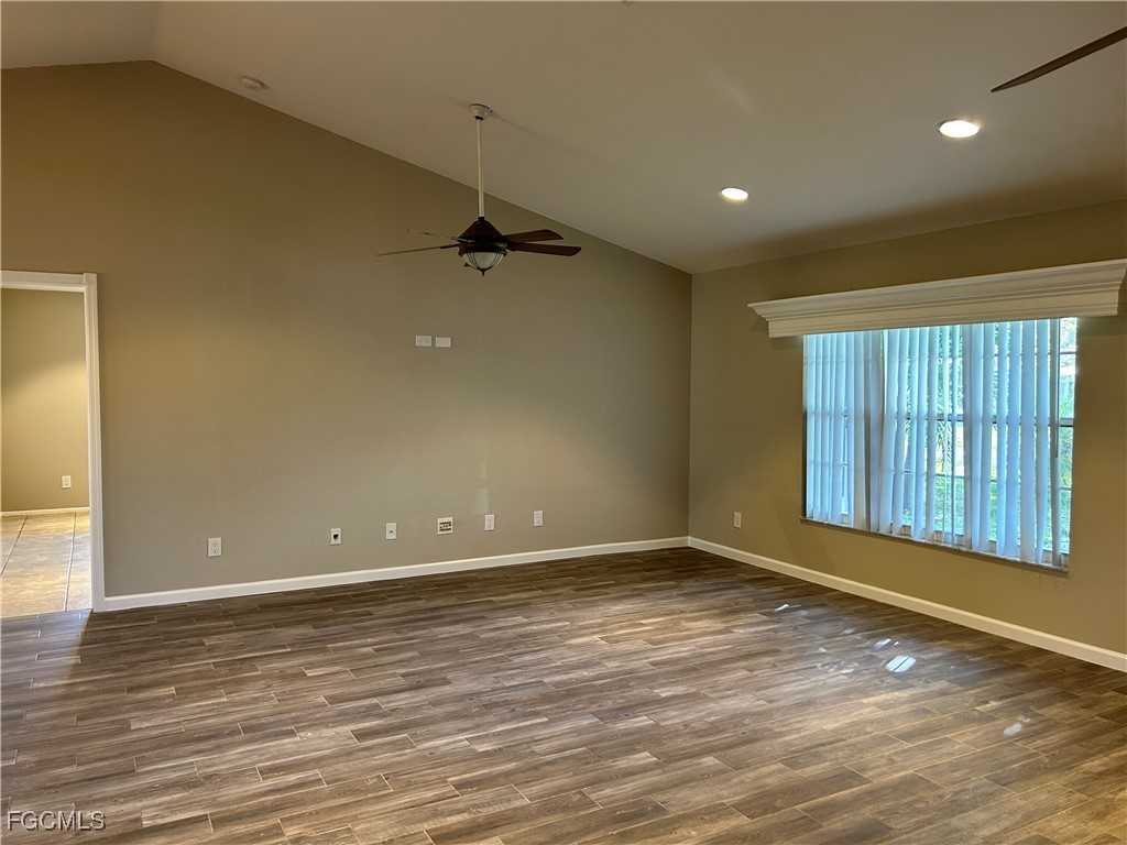 717 Se 10th Ave #717 - Photo 4 of 15