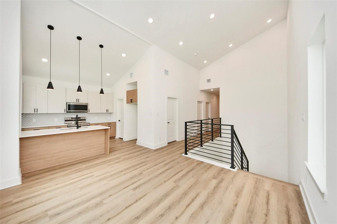 932 South Ln #932B - Photo 3 of 14