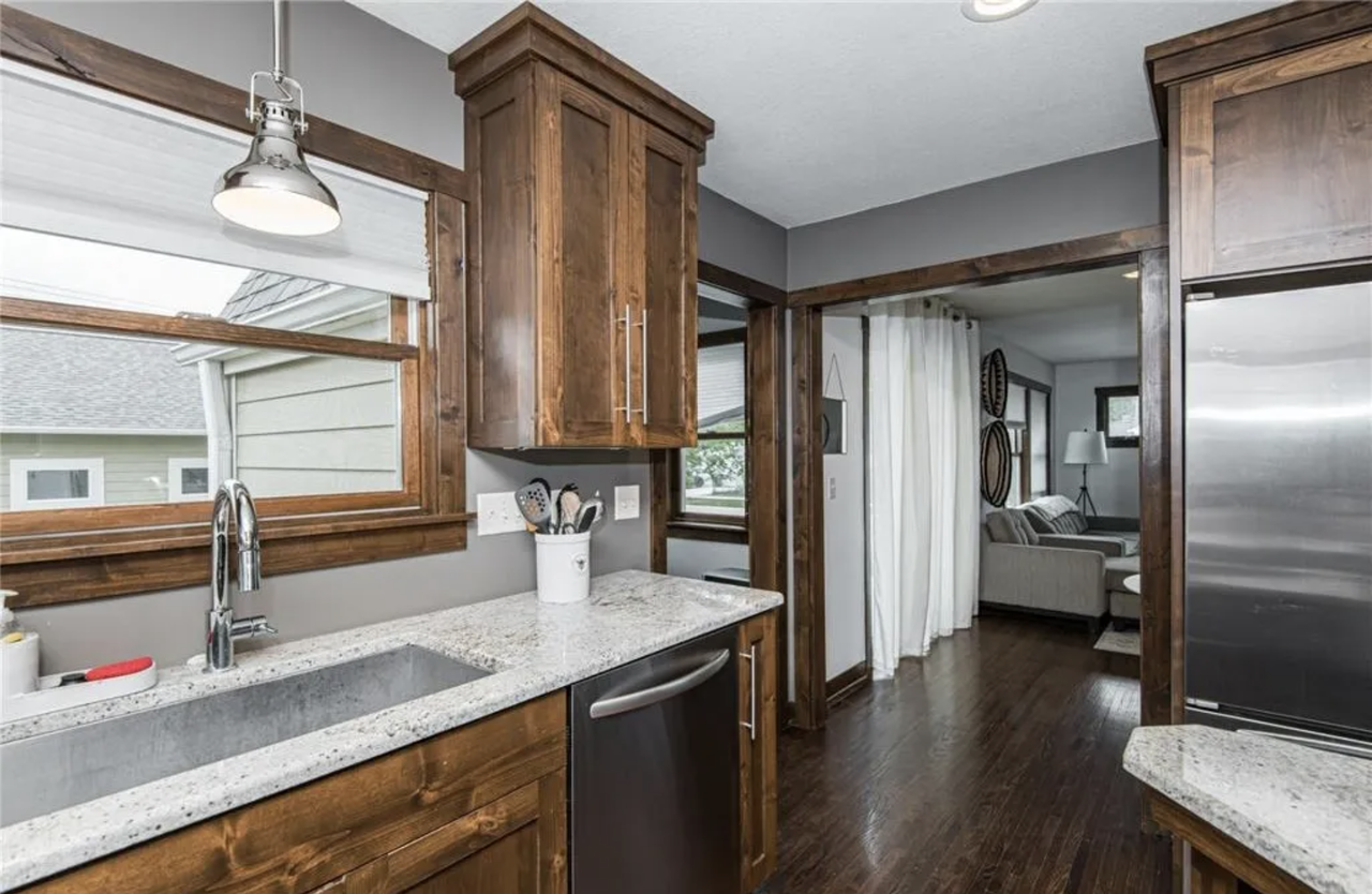 947 8th Ave Ne #NA - Photo 2 of 19