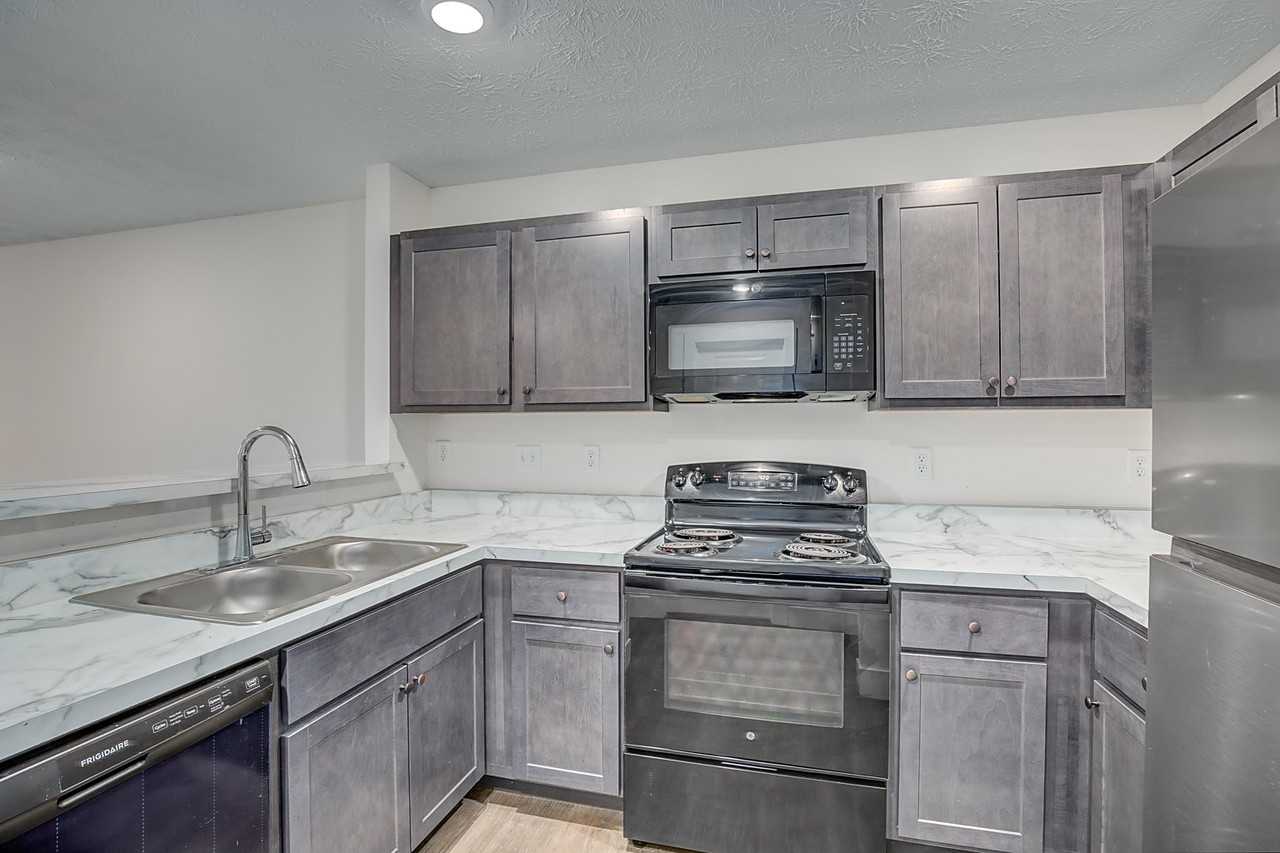 804 Court Yard Lane - Photo 7 of 13