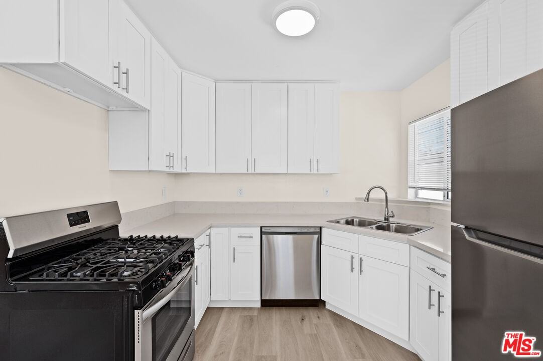 11825 Iowa Ave #11825-6 - Photo 3 of 20