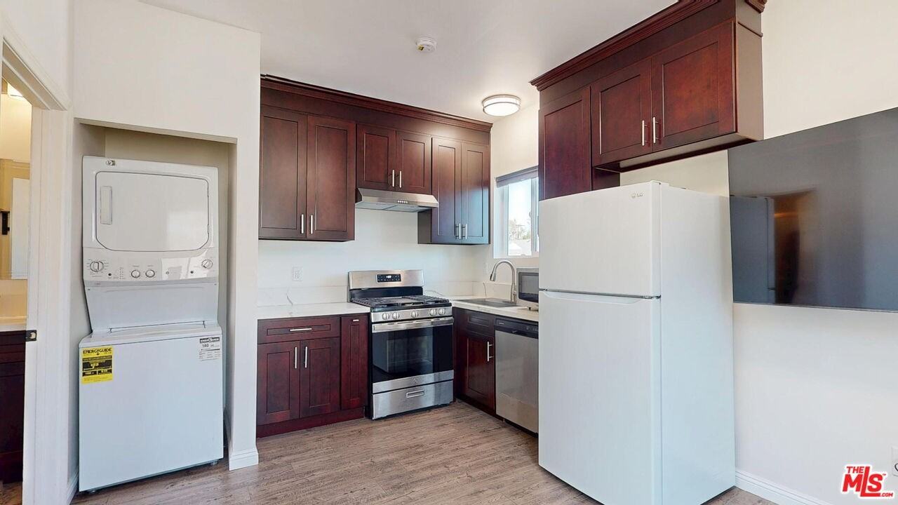 19198 Erwin St #19198 - Photo 5 of 7