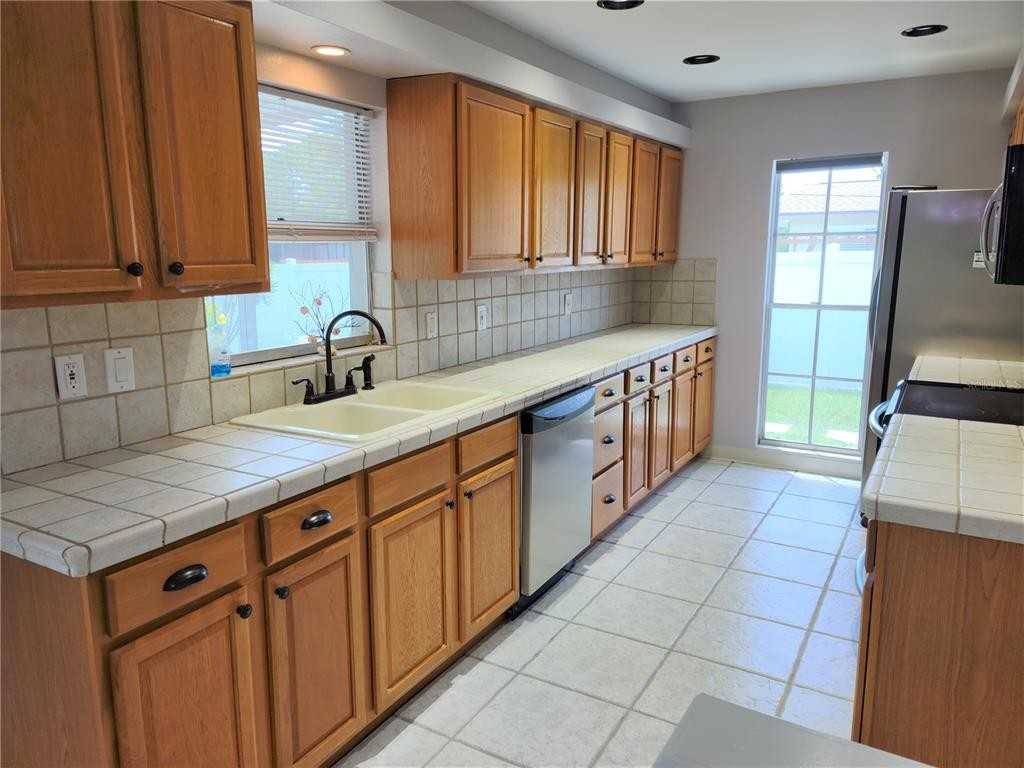 979 Nantucket Rd #979 - Photo 5 of 34