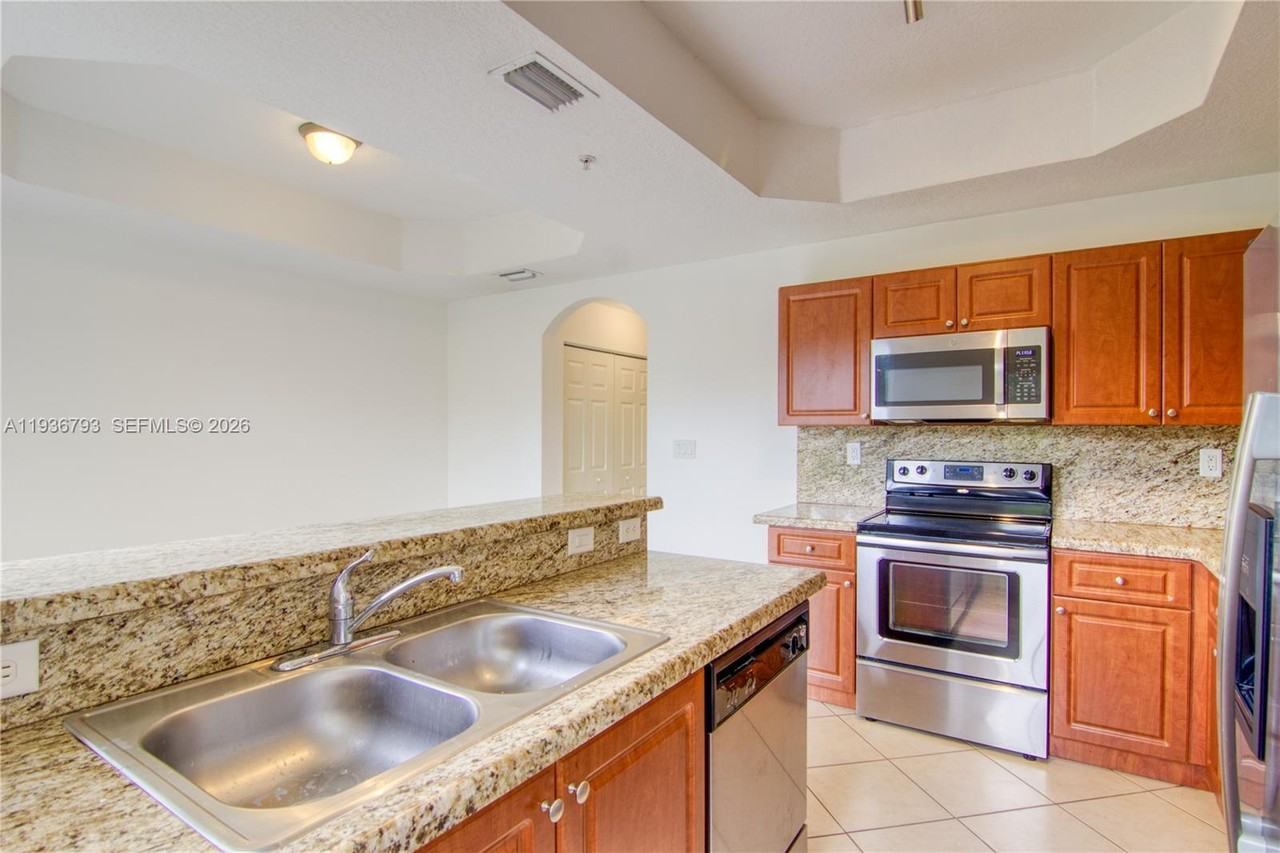 819 Sw 143rd Ave #819-1804 - Photo 3 of 21