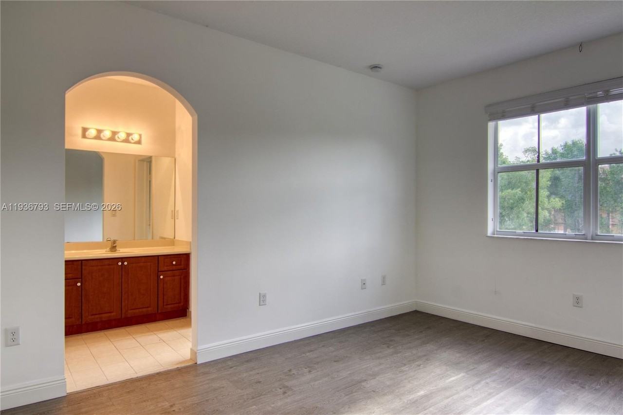 819 Sw 143rd Ave #819-1804 - Photo 4 of 21