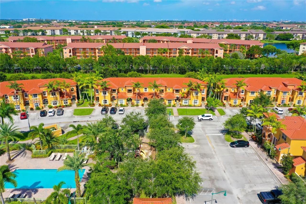 819 Sw 143rd Ave #819-1804 - Photo 5 of 21