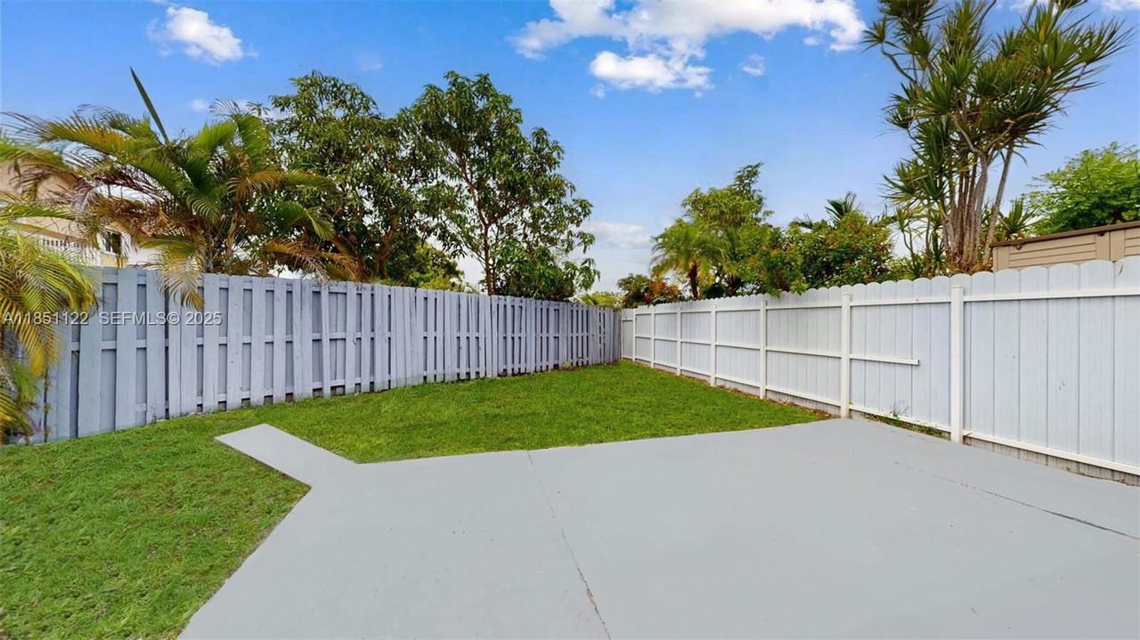 917 Sw 135th Ct - Photo 2 of 8