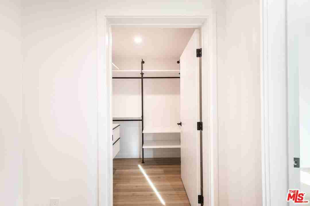 829 Larrabee St - Photo 3 of 8