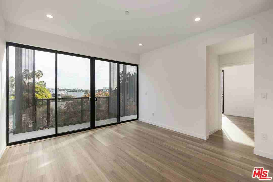 829 Larrabee St - Photo 7 of 8