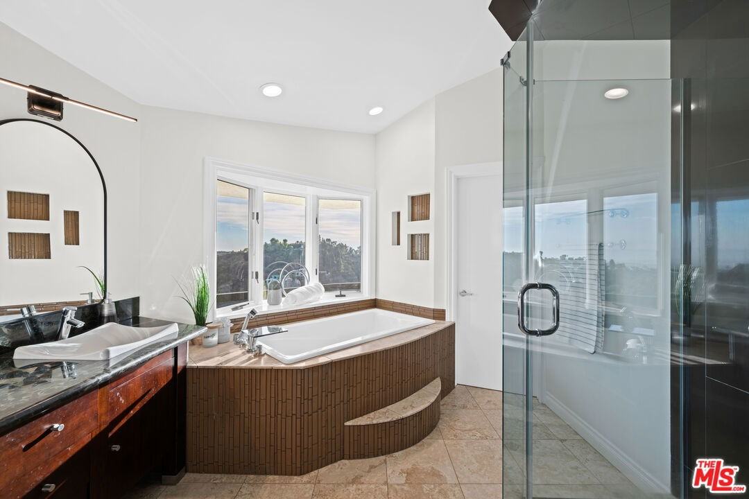 1121 Roberto Ln - Photo 2 of 8