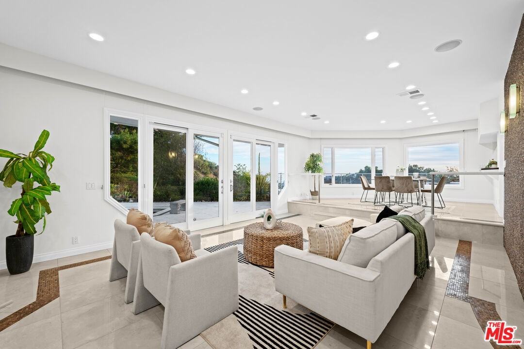 1121 Roberto Ln - Photo 5 of 8