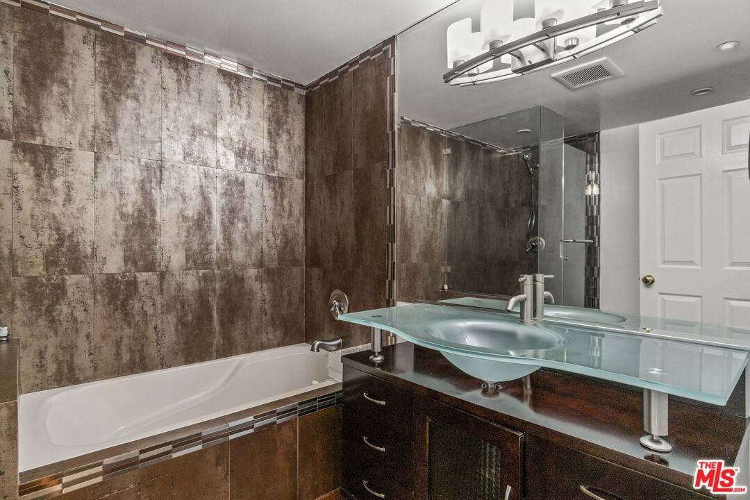 11952 Montana Ave #403 - Photo 4 of 8