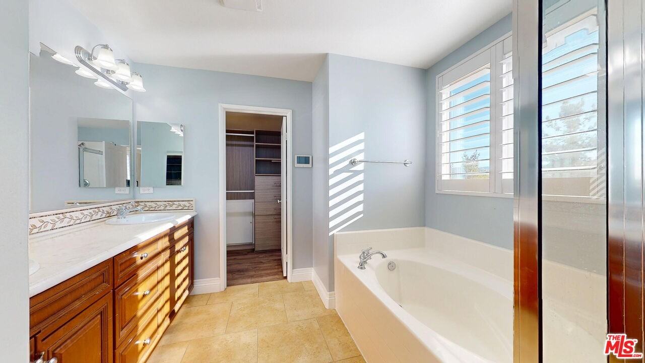 19320 Carranza Ln - Photo 3 of 8
