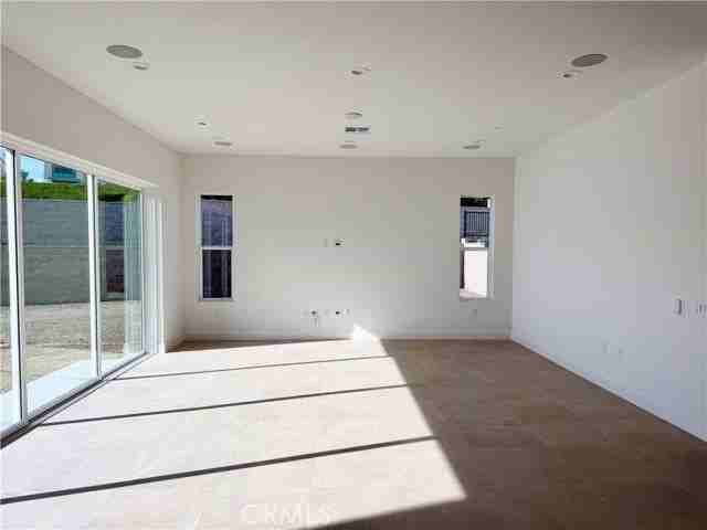 101 Chapman - Photo 3 of 8