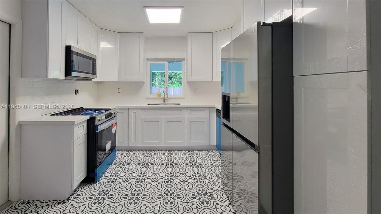 14325 Ne 8th Ave #14325 - Photo 2 of 27