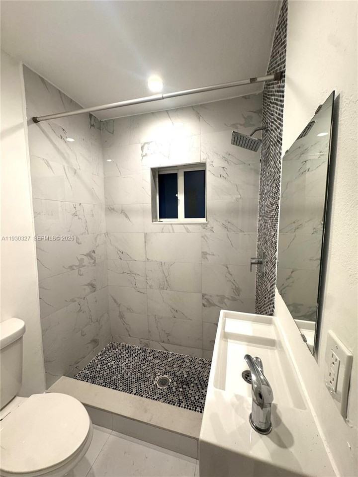 1511 Ne 42nd St #1511 - Photo 4 of 15