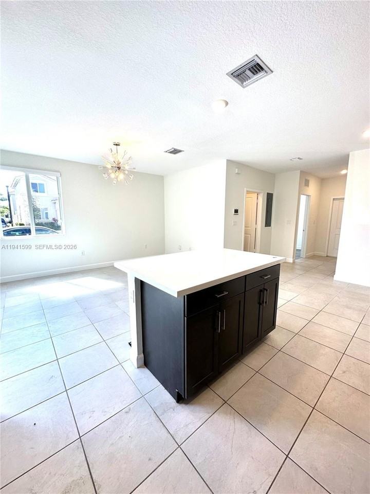 2418 Se 10th St #2418 - Photo 2 of 18