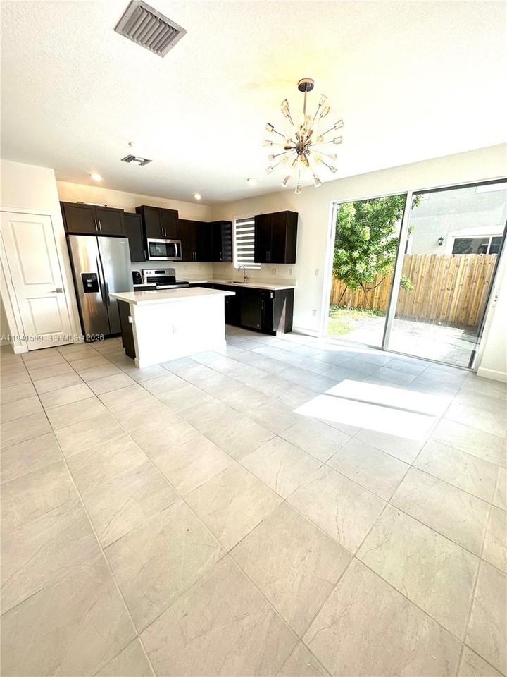 2418 Se 10th St #2418 - Photo 4 of 18